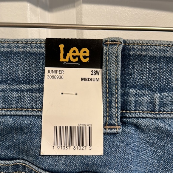 NWT-Lee Women’s Plus Size Flex Motion Regular Fit Straight Leg Jean - Picture 3 of 5